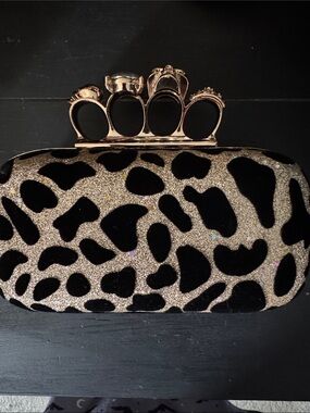 Glitter Leopard Knuckle-Handle Clutch - Black and Gold